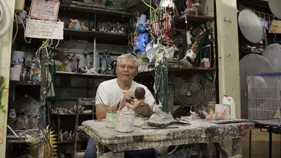 José Alberto Cervera Pinelo se dedica a la restauración de arte sacro en el mercado Lucas de Gálvez José Alberto Cervera Pinelo se dedica a la restauración de arte sacro en el mercado Lucas de Gálvez