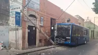 Va y Ven se estrella contra un poste de la CFE en el Centro de Mérida