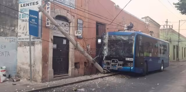 El Va y Ven presentó graves daños tras chocar contra el poste