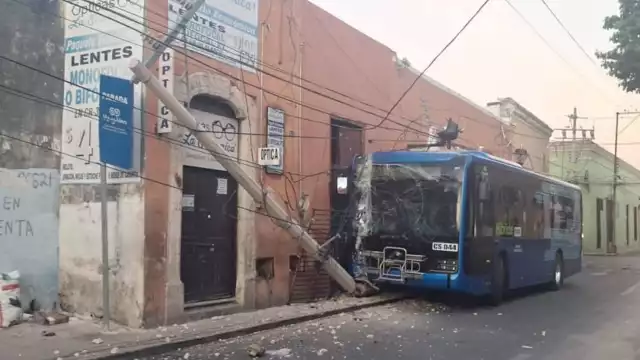 El Va y Ven presentó graves daños tras chocar contra el poste