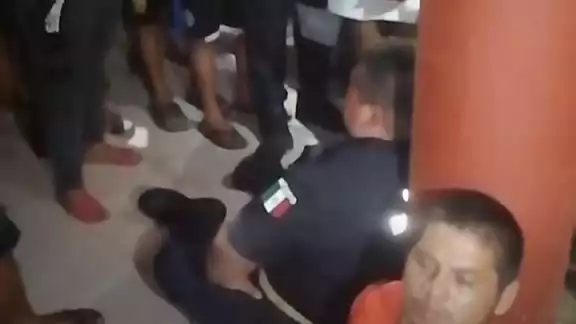 Pobladores se manifiestan en la alcaldía de Ignacio Zaragoza; acusan a un hombre de tocar a una menor Pobladores se manifiestan en la alcaldía de Ignacio Zaragoza; acusan a un hombre de tocar a una menor