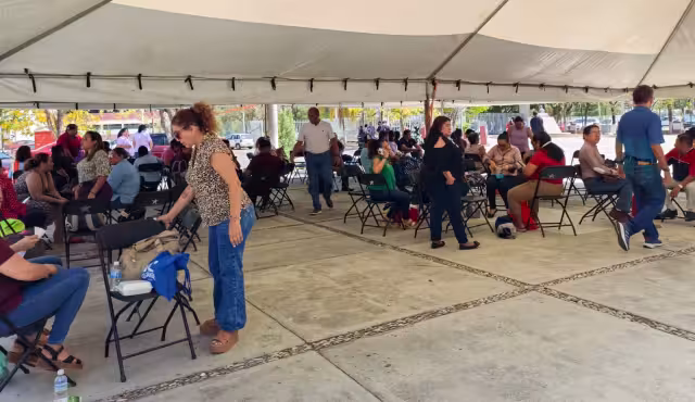 Protestan trabajadores de la Seduc