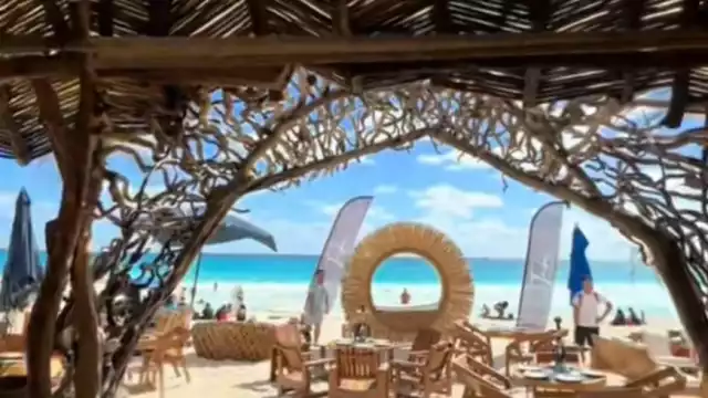 El restaurante con playa se encuentra en la Zona Hotelera