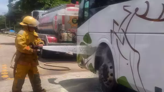 El camión llegó hasta la terminal tras las labores de los bomberos
