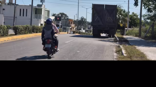 Camiones cañeros estacionados sin señalamientos ni luces representan un riesgo para automovilistas y peatones en la cabecera de Champotón.