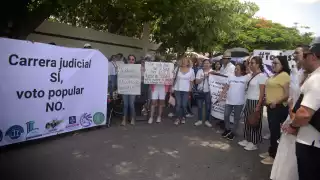 Empleados del Poder Judicial en Mérida bloquean la avenida Itzáes