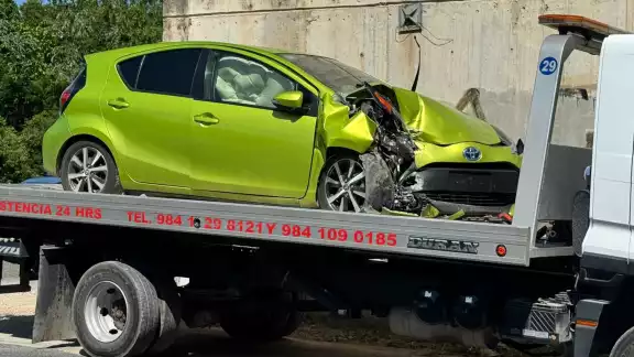El accidente solo dejó daños materiales, mientras que el conductor resultó ileso El accidente solo dejó daños materiales, mientras que el conductor resultó ileso