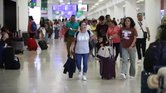 Hay gran afluencia de pasajeros en el aeropuerto de Cancún