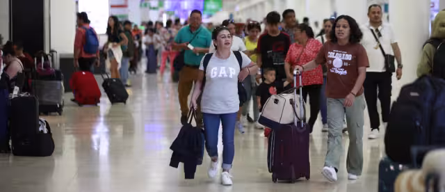 Hay gran afluencia de pasajeros en el aeropuerto de Cancún