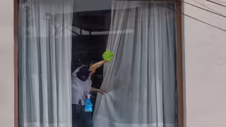 Miles de trabajadores del hogar se ganan la vida sin contrato, sin seguridad social y con salarios bajos