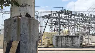Denuncian falta de mantenimiento y riesgo de colapso en infraestructura de CFE en Campeche