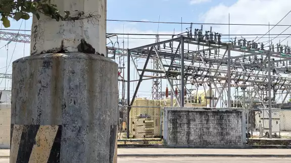 Algunos de los postes y torres de la CFE presentan daños muy importantes. Algunos de los postes y torres de la CFE presentan daños muy importantes.