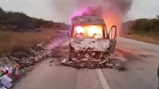 Una camioneta que transportaba zapatos se incendió tras un intento de asalto en la carretera entre Isla Aguada y Sabancuy