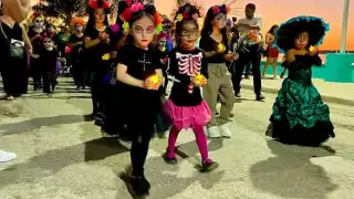 El jueves por la tarde se llevó a cabo un desfile-concurso de Catrines y Catrinas en Sabancuy, con decenas de participantes