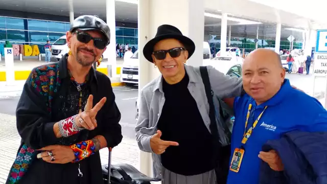 Eduardo Morales se tomó una  foto con La Maldita Vecindad.