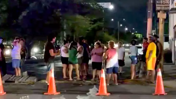 Agraviados impidieron el paso tras cuatro noches consecutivas sin luz, responsabilizando a la Comisión Federal de Electricidad Agraviados impidieron el paso tras cuatro noches consecutivas sin luz, responsabilizando a la Comisión Federal de Electricidad