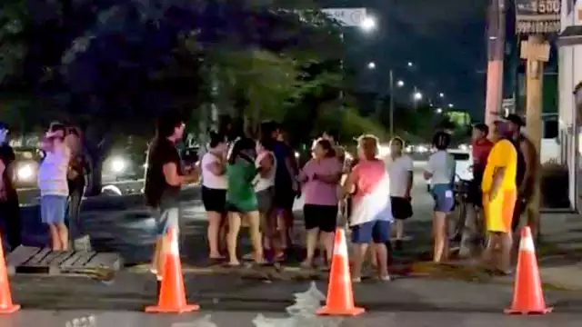 Agraviados impidieron el paso tras cuatro noches consecutivas sin luz, responsabilizando a la Comisión Federal de Electricidad