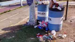 Basura se acumula en el malecón de Campeche y genera críticas de ciudadanos y turistas