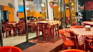 Los supuestos criminales amagaron con pistolas a clientes y empleados, que decidieron hacerles frente. (