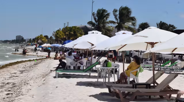 Playas lucen con gran afluencia en el inicio de la Semana Santa