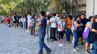 Filas de hasta un kilómetro por vacuna contra el sarampión en Playa del Carmen