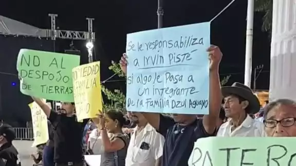 La Policía Municipal detiene la manifestación de la familia Dzul Aguayo durante informe de gobierno La Policía Municipal detiene la manifestación de la familia Dzul Aguayo durante informe de gobierno