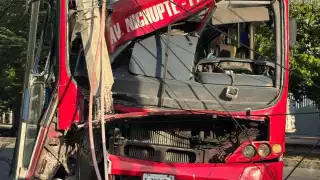 Camión se estrella contra un poste en Cancún y un trabajador de la CFE se electrocuta