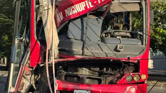 Presuntamente el conductor perdió el control del vehículo, causando el accicente