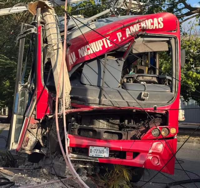Presuntamente el conductor perdió el control del vehículo, causando el accicente