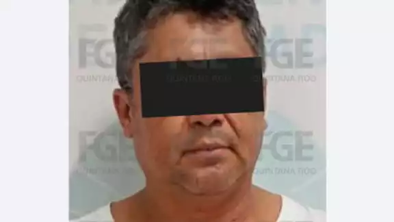 El detenido enfrentará cargos por daños materiales y ejercer violencia hacia las víctimas