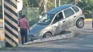 Conductor pierde control y termina sobre banqueta en Campeche