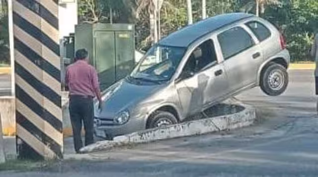 Vecinos auxilian a guiador tras aparatoso percance en Fidel Velázquez