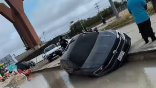 Intenta esquivar un tráiler y termina dentro de una excavación