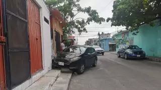 Impacta vehículo contra guarnición en Campeche
