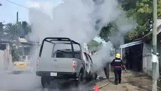 La camioneta de la Marina quedó consumida por el fuego