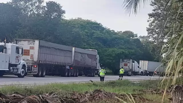 Elementos de la Guardia Nacional resguardaron la unidad para evitar la rapiña.