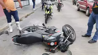 Choque entre motociclistas deja un hombre lesionado en la colonia Tacubaya de Ciudad del Carmen