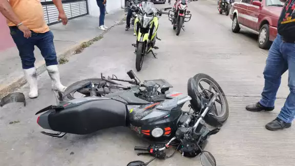 Una de las motocicletas quedó tendida sobre el pavimento y con daños.