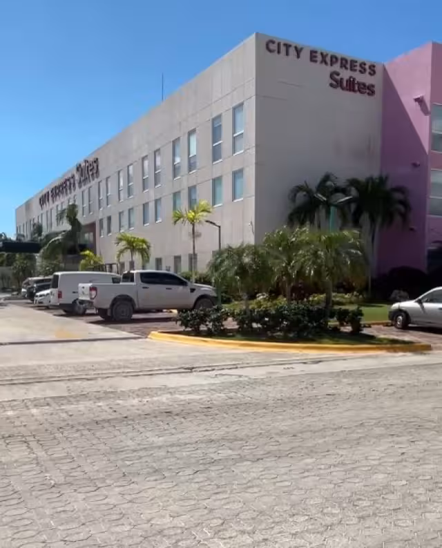 Encuentran un hombre fallecido dentro del hotel City Express Suites en Playa del Carmen