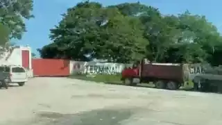 Volqueteros de Seybaplaya protestan contra cementera Cruz Azul por contratación de foráneos