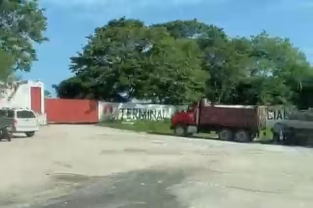 Sin bloqueos, volqueteros de Campeche reclaman oportunidades laborales en cementera Cruz Azul