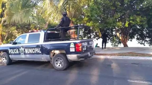 Hombre agrede a su esposa y escapa de las autoridades