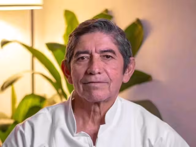 La actual legislatura honra a este epidemiólogo, ampliamente reconocido en Valladolid, por su destacada trayectoria profesional