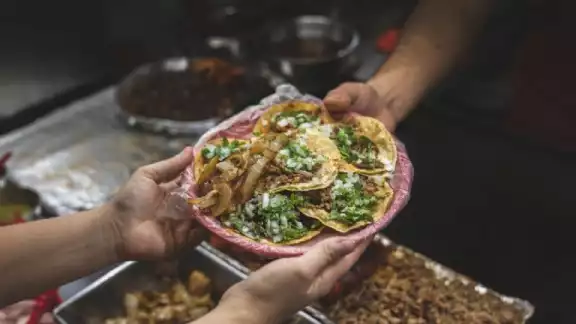 El hombre perdió el conocimiento debido a un taco que se le atoró El hombre perdió el conocimiento debido a un taco que se le atoró