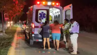 Pareja en motocicleta es atropellada por camioneta que se dio a la fuga.