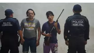 Detienen a dos hombres por portar un arma frente a una escuela.