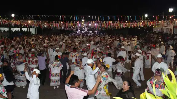 Con los colores, música y el son de la jarana se inauguraron los festejos en honor a la Santa Cruz. Con los colores, música y el son de la jarana se inauguraron los festejos en honor a la Santa Cruz.