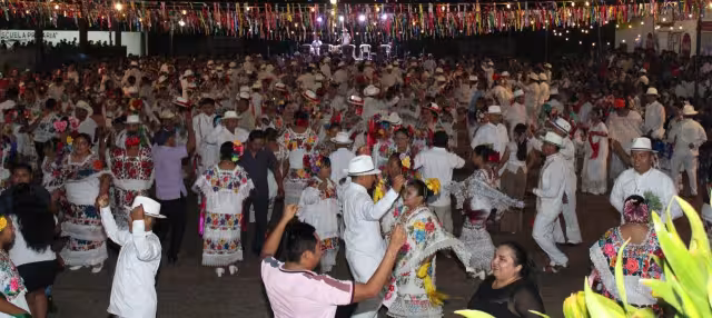 Con los colores, música y el son de la jarana se inauguraron los festejos en honor a la Santa Cruz.
