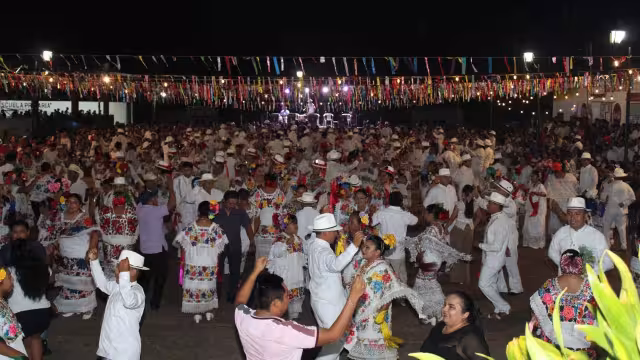 Con los colores, música y el son de la jarana se inauguraron los festejos en honor a la Santa Cruz.