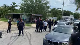Sindicato de taxistas y Uber inician riña en la avenida Bonampak en Cancún